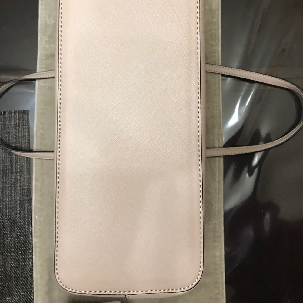 ♓️🅿️ NWT Guess large tote in taupe color - Picture 14 of 15